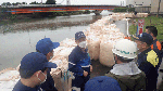 谷内閣府特命担当大臣（防災）による青森県の被災現場の視察（内閣府資料）