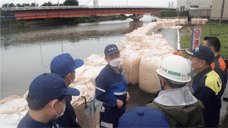 谷内閣府特命担当大臣（防災）による青森県の被災現場の視察（内閣府資料）