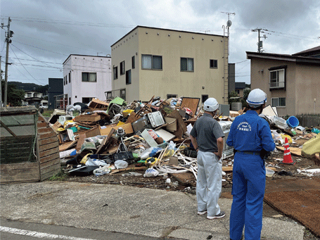 青森県鰺ヶ沢町の支援を行う神奈川県横浜市職員（環境省資料）