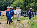松村内閣府特命担当大臣（防災）による福島県の被災現場の視察（内閣府資料）