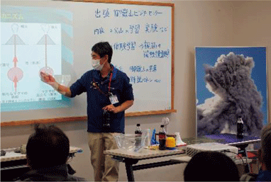 出前講座に応じる御嶽山火山マイスター（長野市）