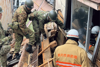 自衛隊と消防隊員による人命救助（輪島市）