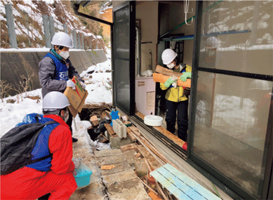 住家の片付けを行う一般ボランティア