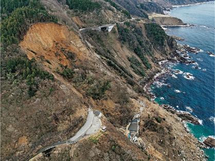 土砂崩れにより寸断された道路
