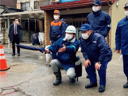 松村内閣府特命担当大臣（防災）による富山県の液状化被害現場視察（１月20日）