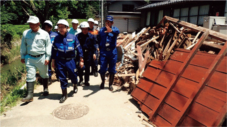 谷内閣府特命担当大臣（防災）（当時）による富山県の被災現場の視察（内閣府資料）