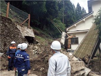 谷内閣府特命担当大臣（防災）（当時）による兵庫県の被災現場の視察（内閣府資料）