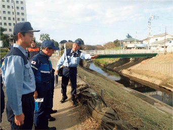 松村内閣府特命担当大臣（防災）による千葉県の被災現場の視察（内閣府資料）