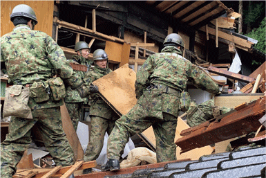 救助活動を行う自衛隊（珠洲市）