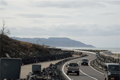 隆起海岸を活用した迂回路の様子（国道249号白米千枚田付近）