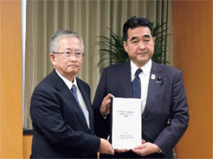 福和ワーキンググループ主査から坂井内閣府特命担当大臣（防災）への報告書手交