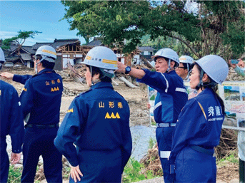 松村内閣府特命担当大臣（防災）による山形県の被災現場の視察（内閣府資料）