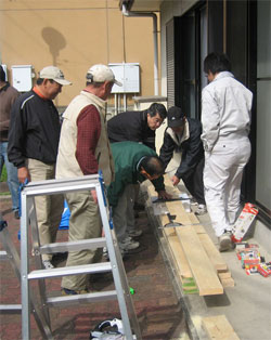 地震による家具の転倒を防止する「かぐてんぼう隊」。住民ボランティアによる活動は人と人とのつながりも強めています。