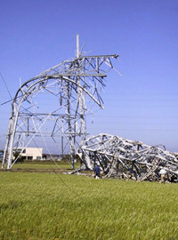 暴風によって倒壊した、茨城県潮来市の送電線の鉄塔。