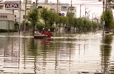 高潮のために道路が冠水した高松市福岡町。