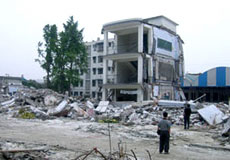 階段を残して倒壊した校舎（都江堰市聚源鎮）。