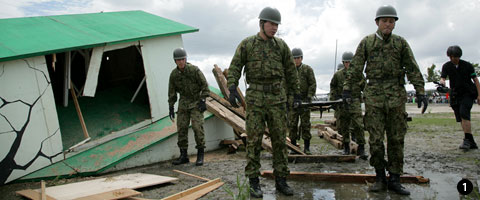 自衛隊による倒壊建物救出訓練