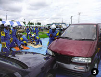 警察による多重衝突事故救出訓練