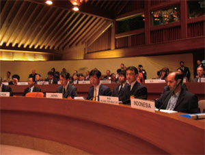 会議に参加する日本政府代表団