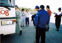 重油流出事故支援のボランティアバス（写真提供：NPO 法人とちぎボランティアネットワーク）