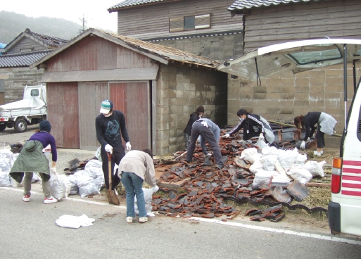 家屋周辺の片付けをしている様子（石川線輪島市）