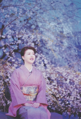 平野啓子さん六義園で瀬戸内寂聴作の「しだれ桜」を語る