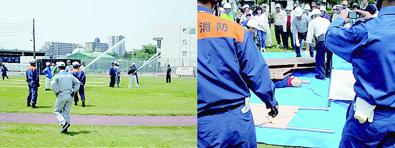 地域と合同で実施した防災訓練の様子（2012年5月）。放水による初期消火訓練（左）、がれきの中からの救出・搬送訓練（右）（ダイキン工業株式会社　提供）