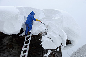 屋根雪下ろし