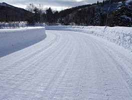 滑りやすい圧雪道路