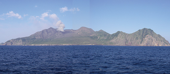 諏訪之瀬島全景　東側より（気象庁撮影）