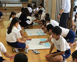 常総市の中学校で行われた、グループ形式での話し合いによる防災教育（写真提供：国土交通省）
