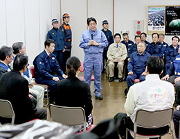 糸魚川商工会議所会館において安倍総理と被災者の意見交換（写真提供：内閣広報室）