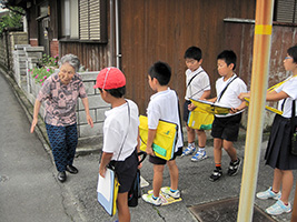 防災マップづくりのために地区調査を行う中浦小学校の児童