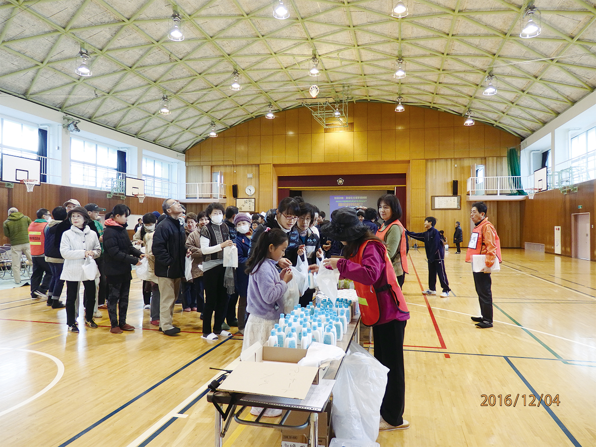 「大規模避難訓練指定避難所（中山五月台中学校会場）での救援物資配布訓練風景」