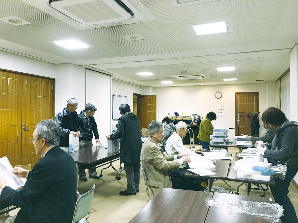 「地区防災計画概要版全戸配布の準備作業風景」