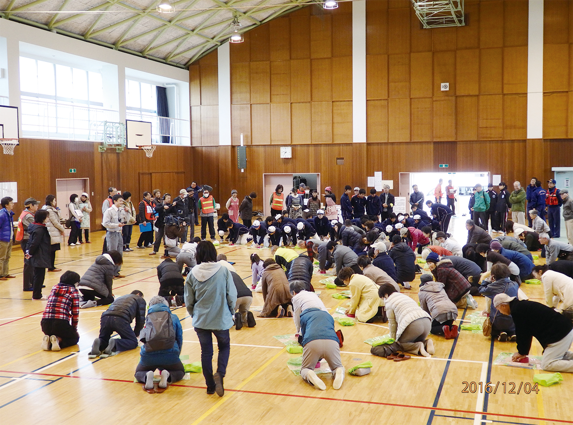 「大規模避難訓練指定避難所（中山五月台中学校会場）での救命講習風景」