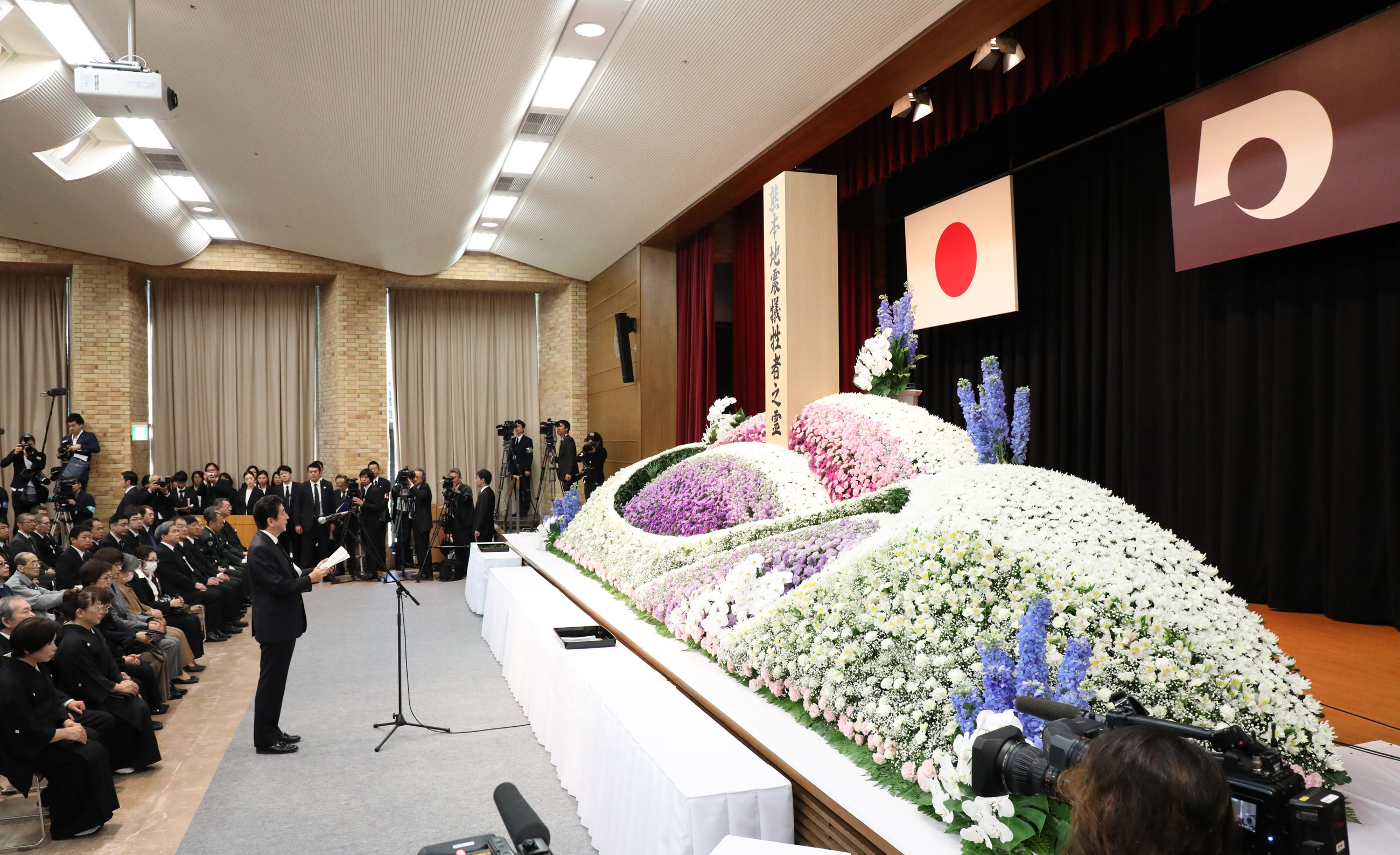 熊本地震犠牲者追悼式に出席する安倍総理（写真提供:内閣広報室）