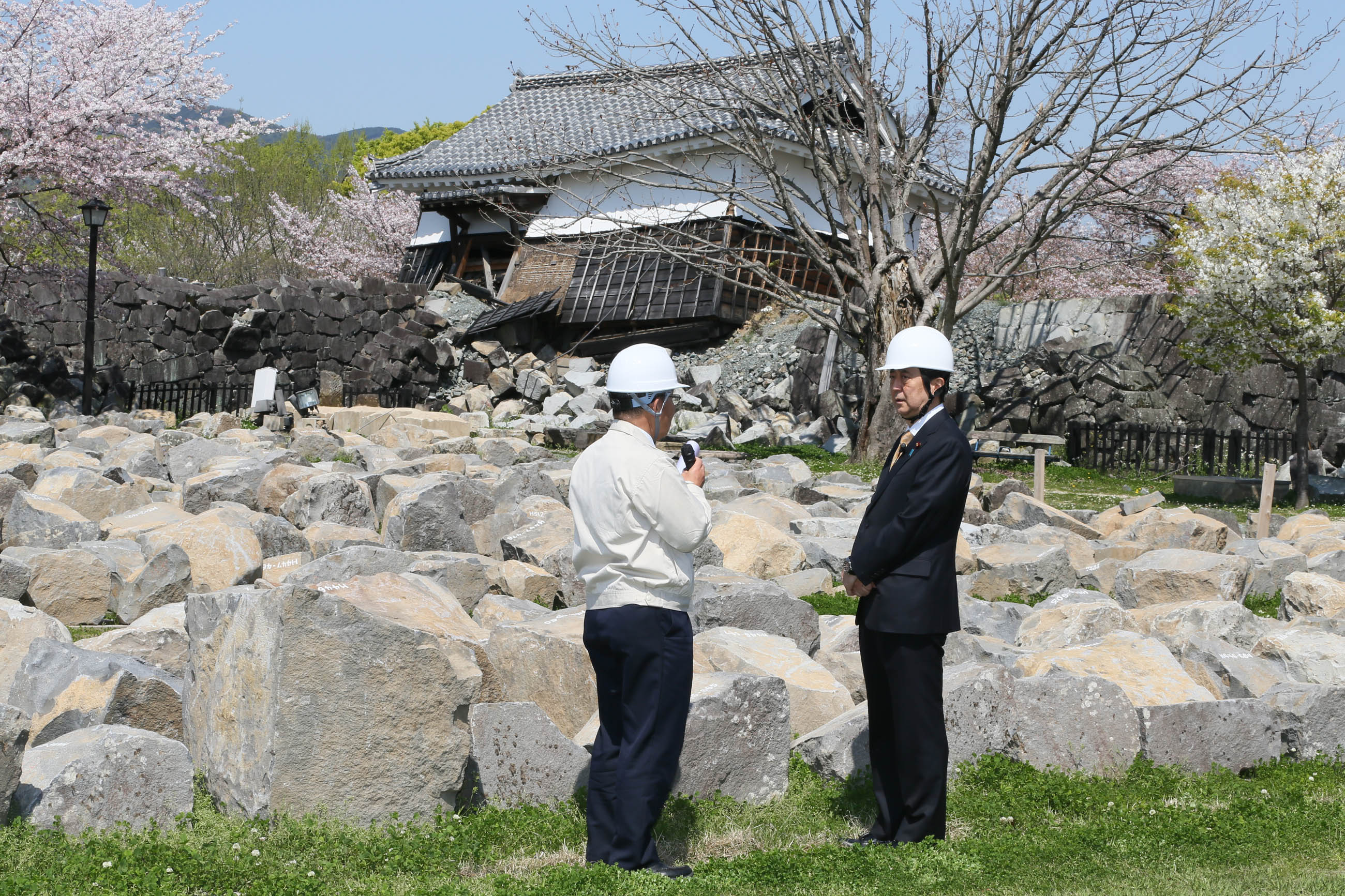熊本城を視察する安倍総理（写真左）