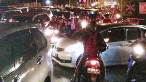 津波警報発令中、避難する自転車やバイクで混雑するバダン市内(撮影:Didi Aryadi)