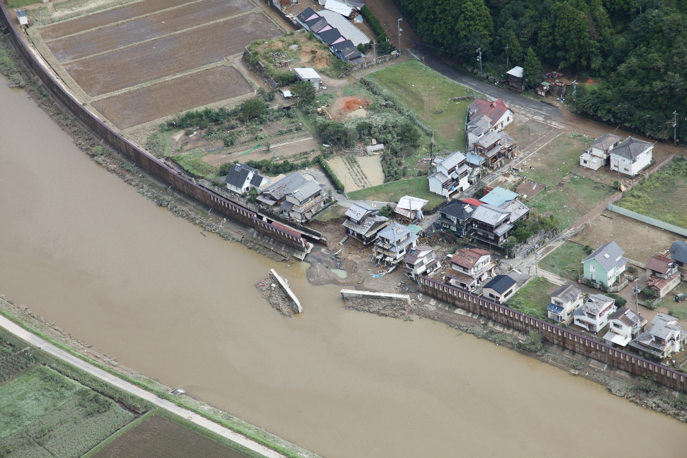 高岡地区の輪中堤の倒壊(写真提供:国土交通省近畿地方整備局)