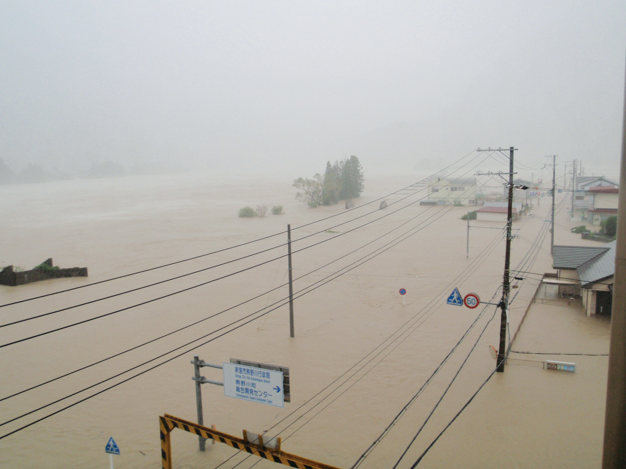 熊野川の氾濫（写真提供：国土交通省近畿地方整備局）