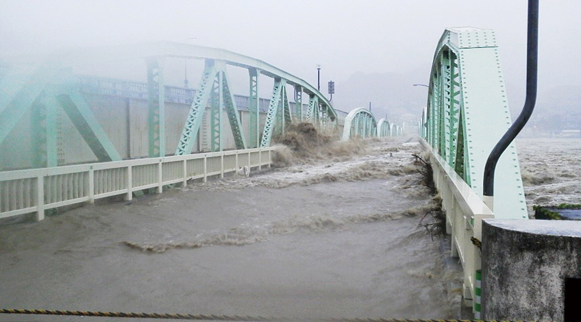 （旧）熊野大橋からの越水（右岸）（写真提供：国土交通省近畿地方整備局）
