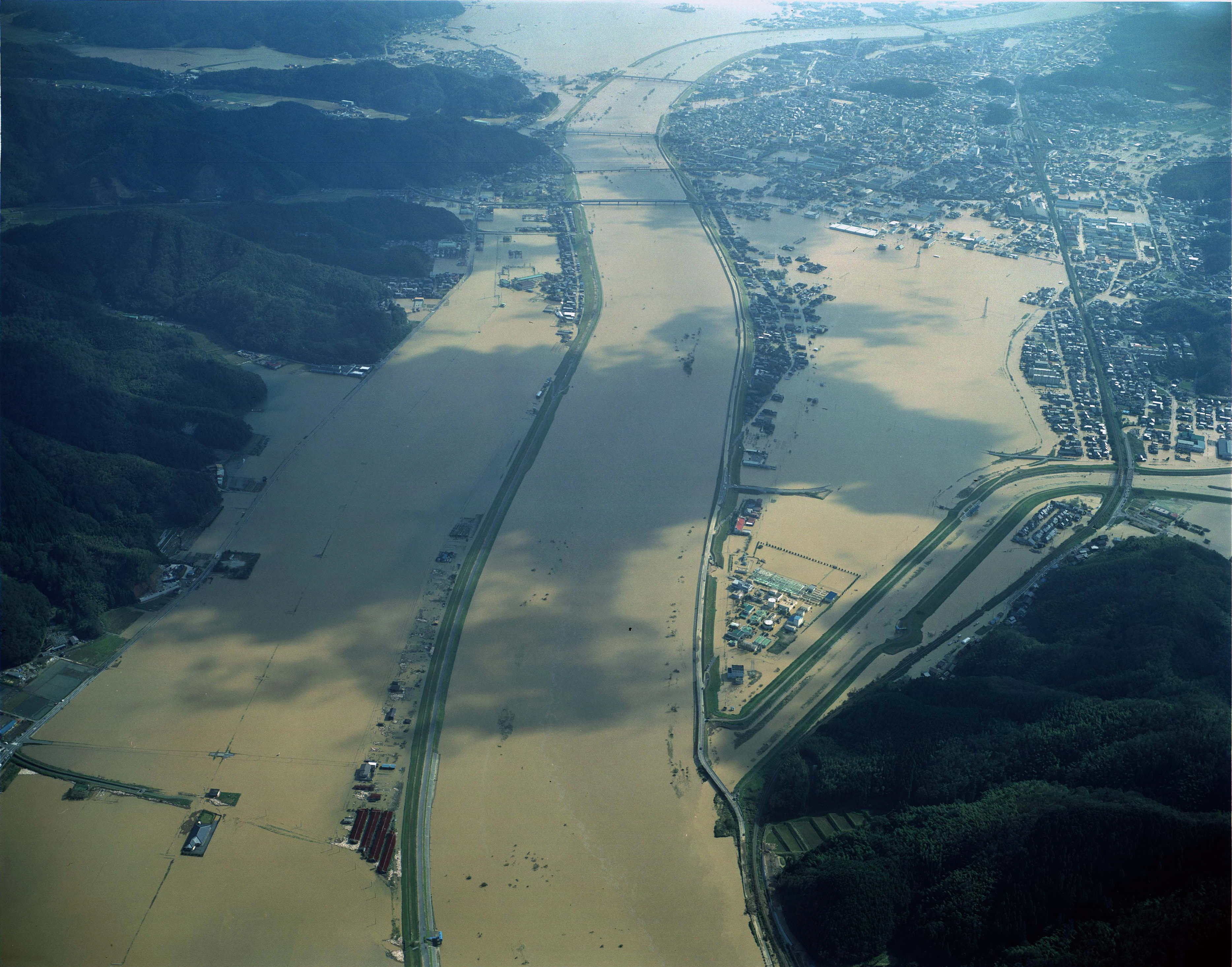 台風第23号により破堤した円山川（写真提供：国土交通省 豊岡河川国道事務所）