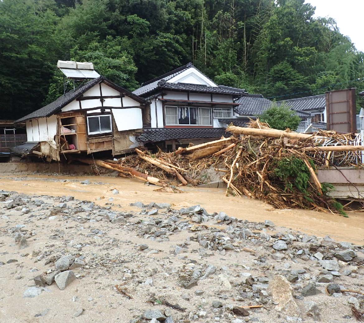 家屋被害と流木(福岡県朝倉市)