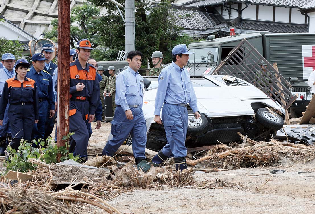 朝倉市杷木星丸地区を視察する安倍総理(7月12日)