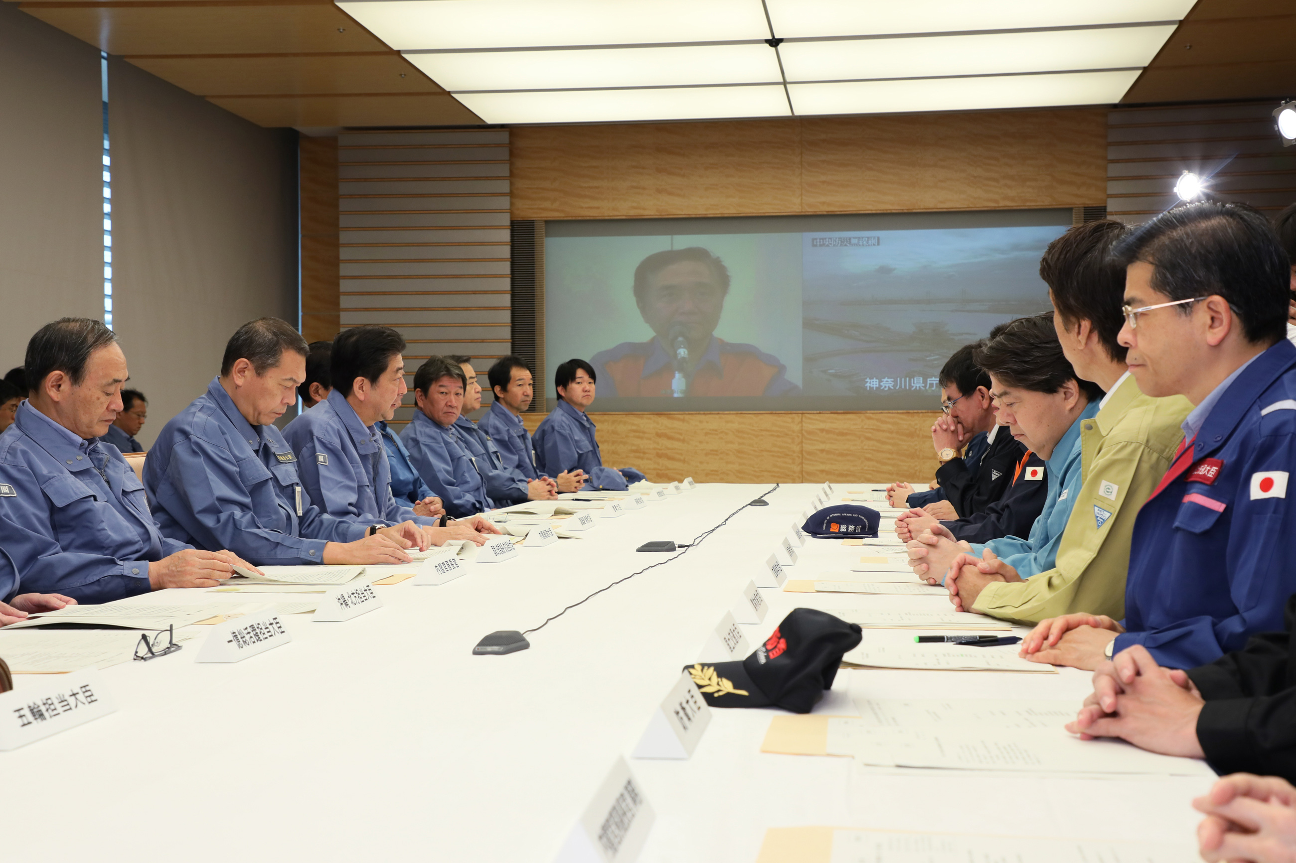 緊急災害対策本部会議における神奈川県知事とのテレビ会議の様子(内閣広報室提供)