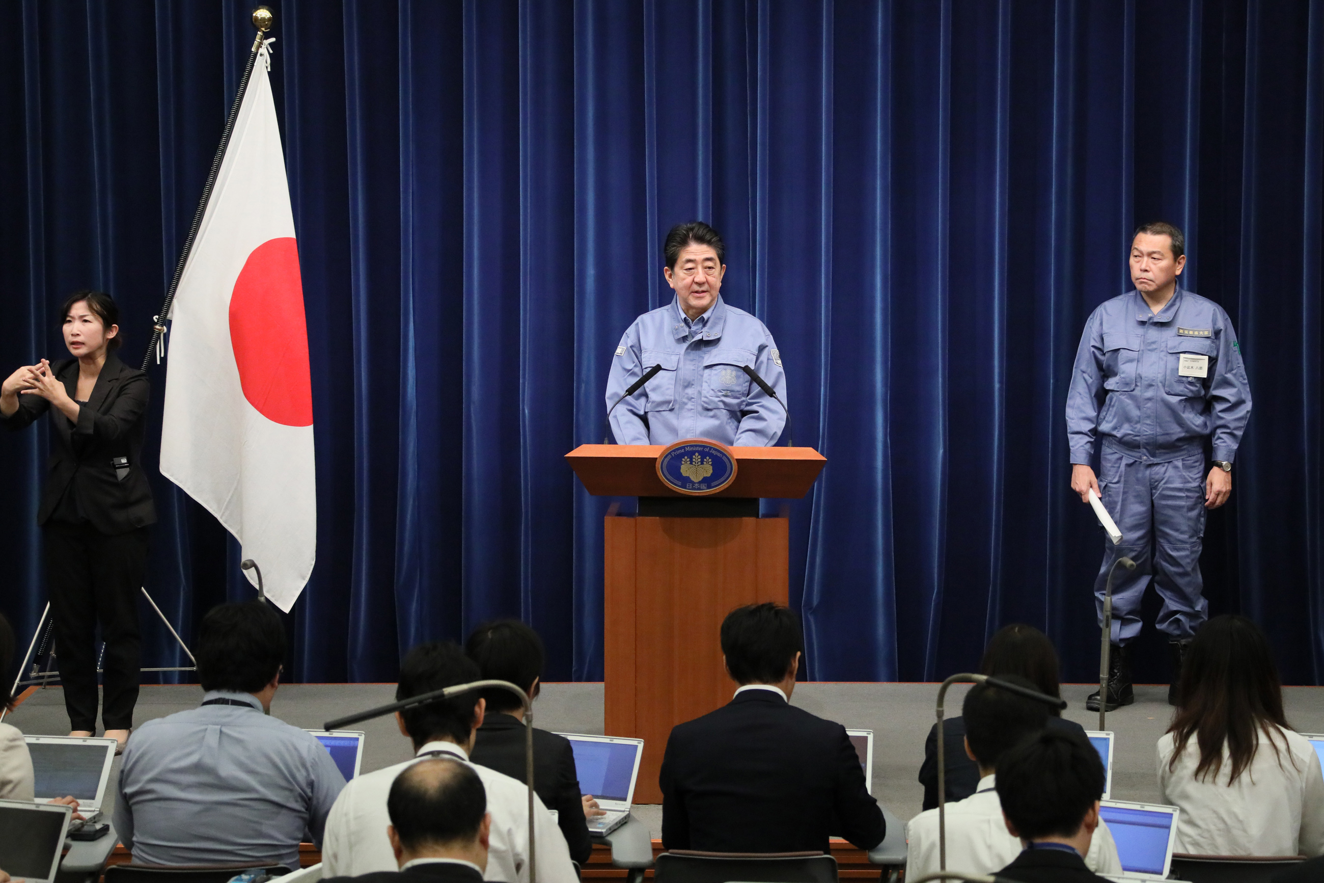 会見を通して国民に協力の呼びかけを行う安倍内閣総理大臣(内閣広報室提供)