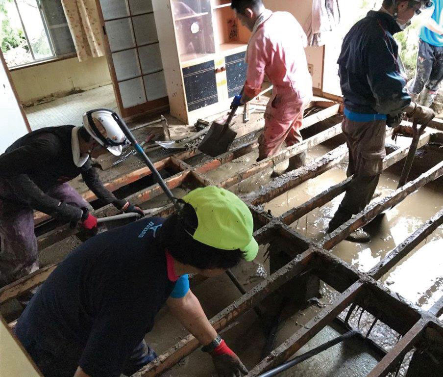 床下からの土砂出し（日田市）（写真提供：愛知人）