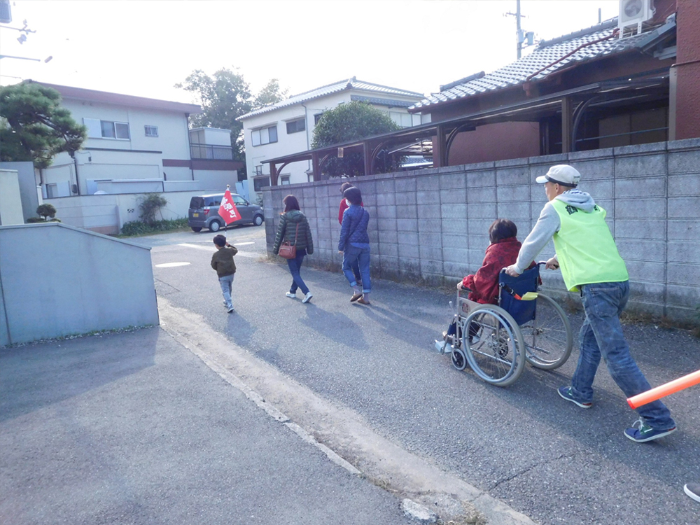 要配慮者の避難誘導訓練（大阪府泉佐野市）