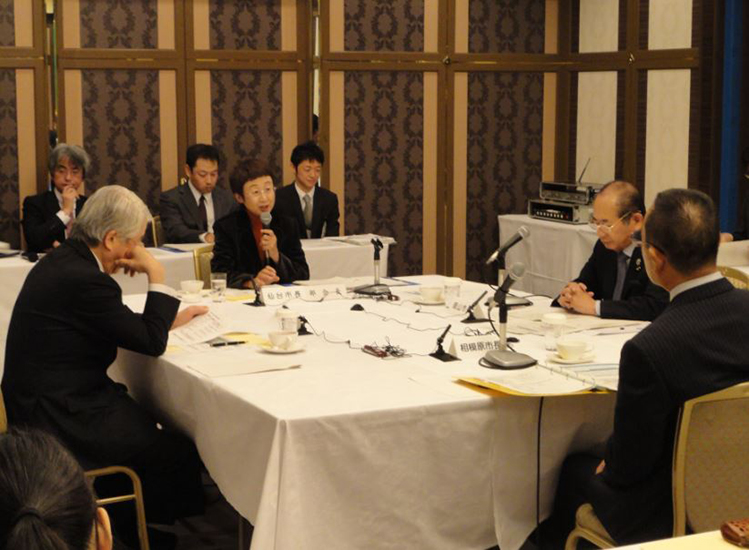 検討の様子(写真提供:指定都市市長会)